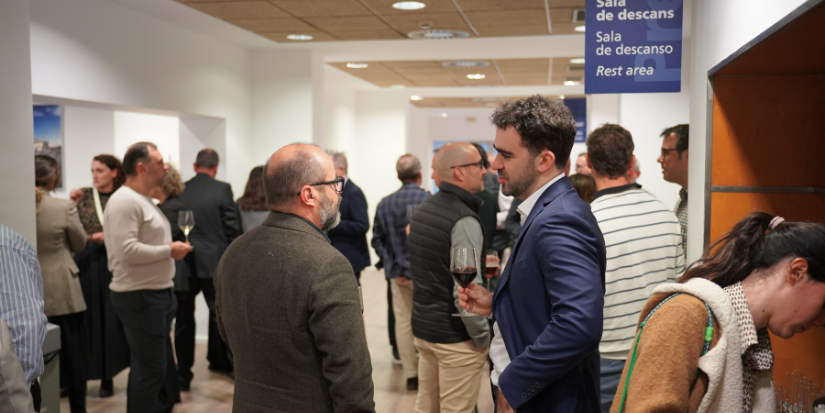 Imagen del evento de networking en Barcelona Packaging Hub, con profesionales del sector interactuando y estableciendo conexiones.